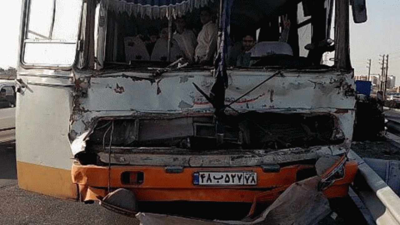 برخورد کامیون و اتوبوس در محمودآباد ۱۲ مصدوم داشت