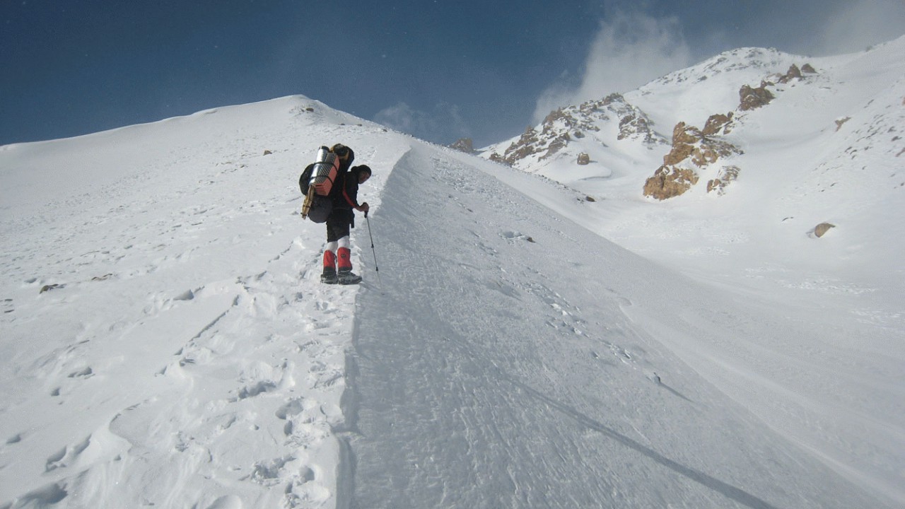 گرفتار شدن یک کوهنورد دیگر در ارتفاعات علم کوه