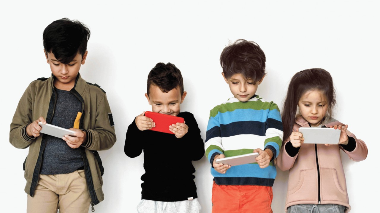گوشی‌های هوشمند کودکان و نوجوانان را به بند کشیده اند
