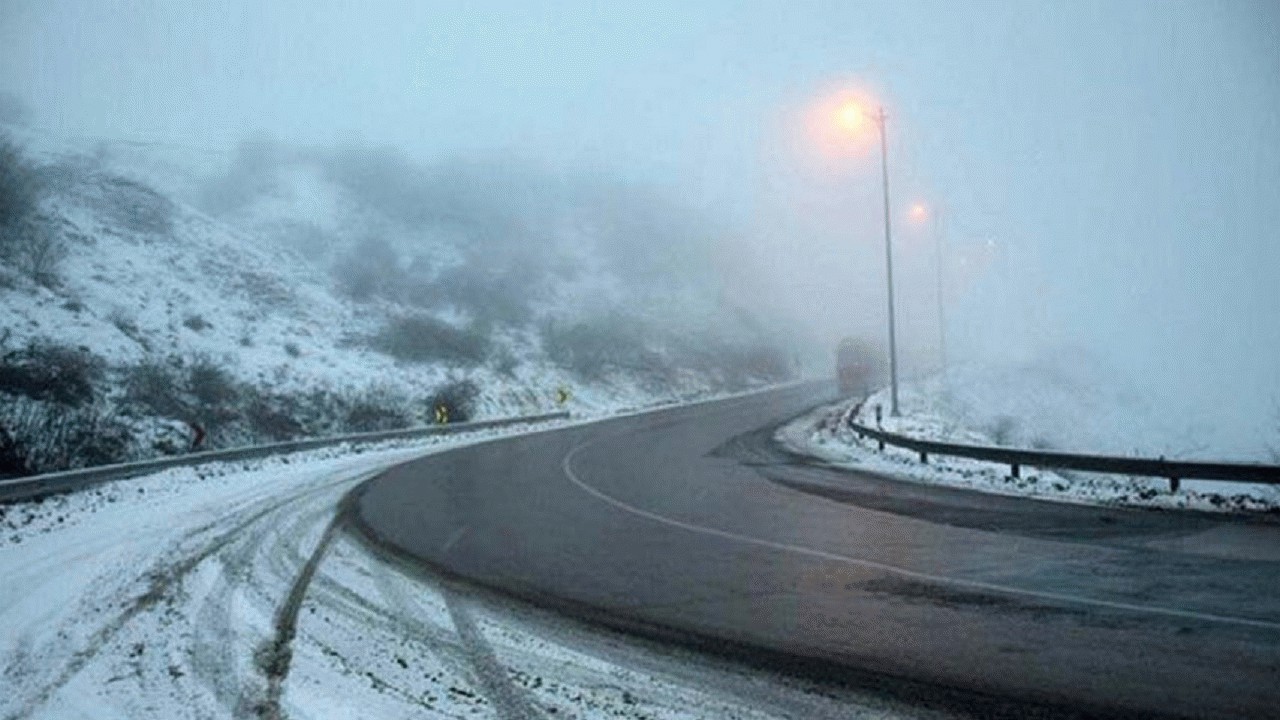 جاده‌های مازندران درگیر برف و باران