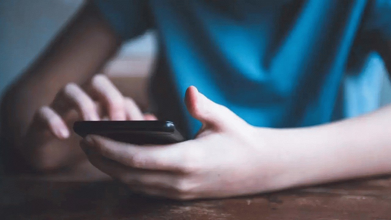 تاثیرات مخرب تلفن همراه بر سلامت روان نوجوانان