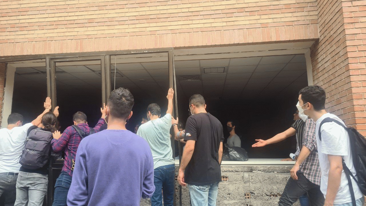حمله دانشجویان اغتشاشگر دانشگاه شریف به سلف دانشجویی