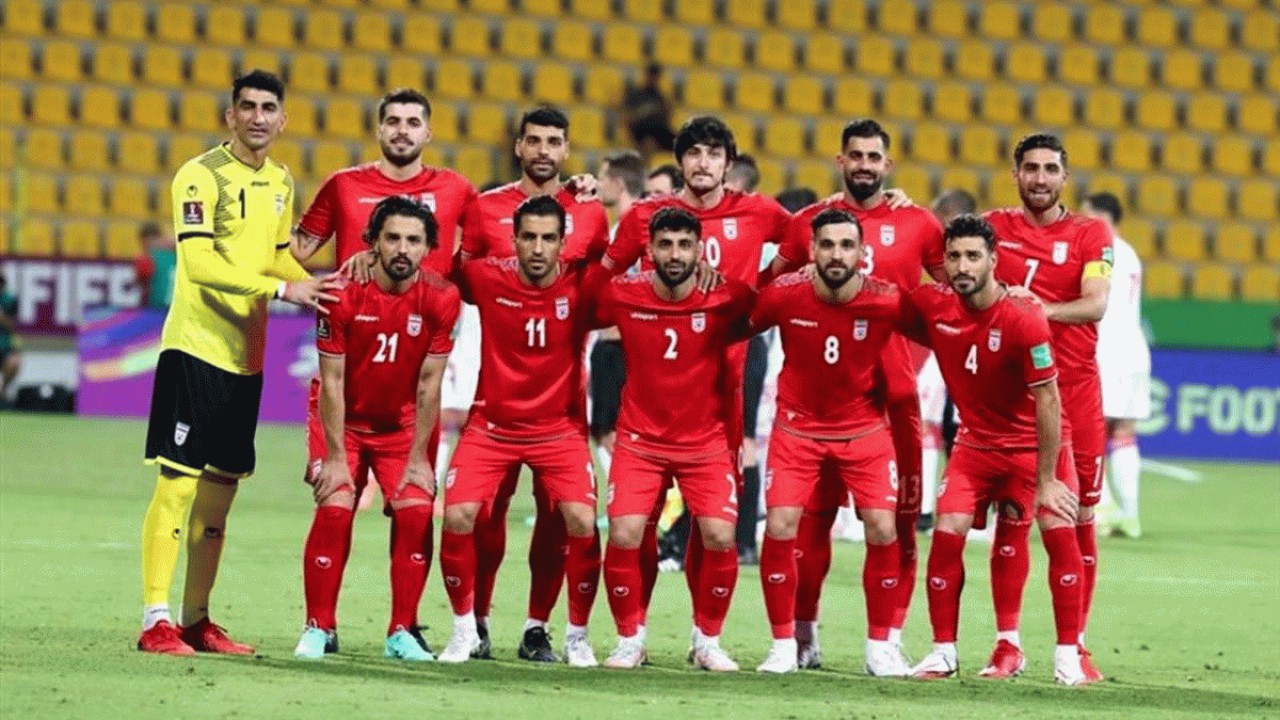 یوزهای ایران با لباس‌های قرمز مقابل انگلیس