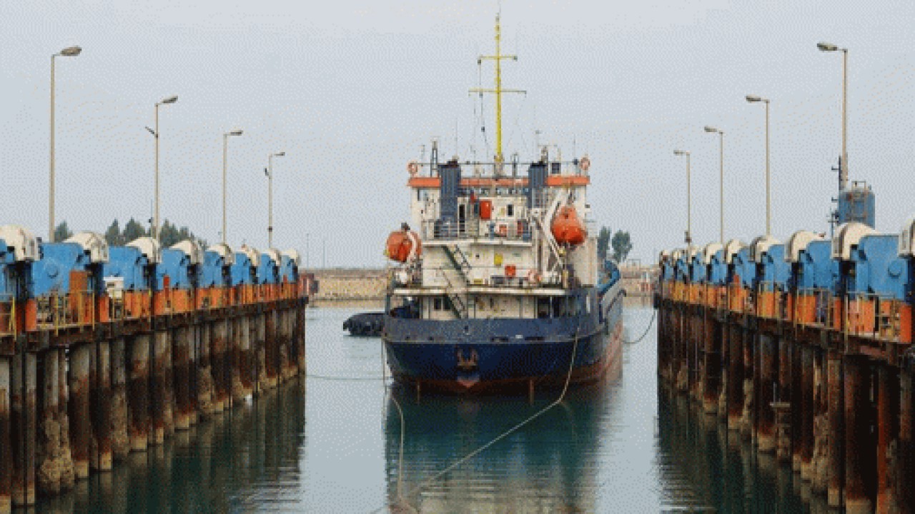 پهلو گرفتن کشتی روسی در سواحل مازندران برای تعمیر