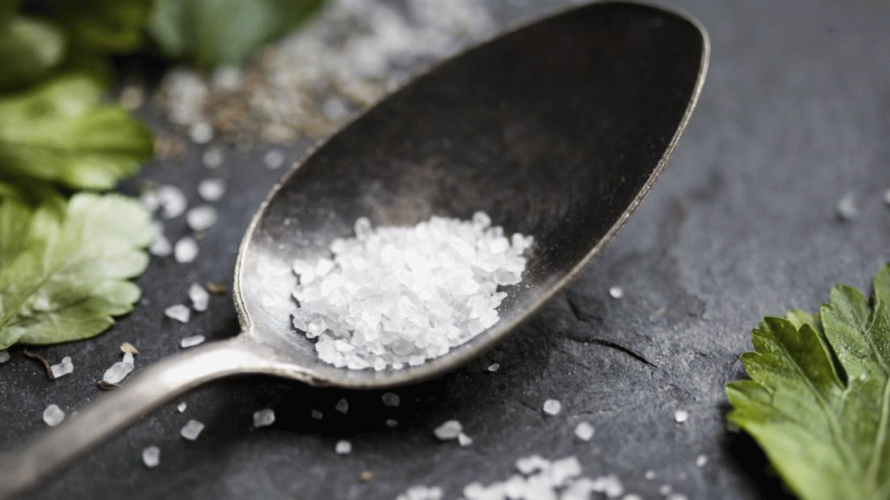 چگونه بفهمیم نمک زیاد مصرف می کنیم؟