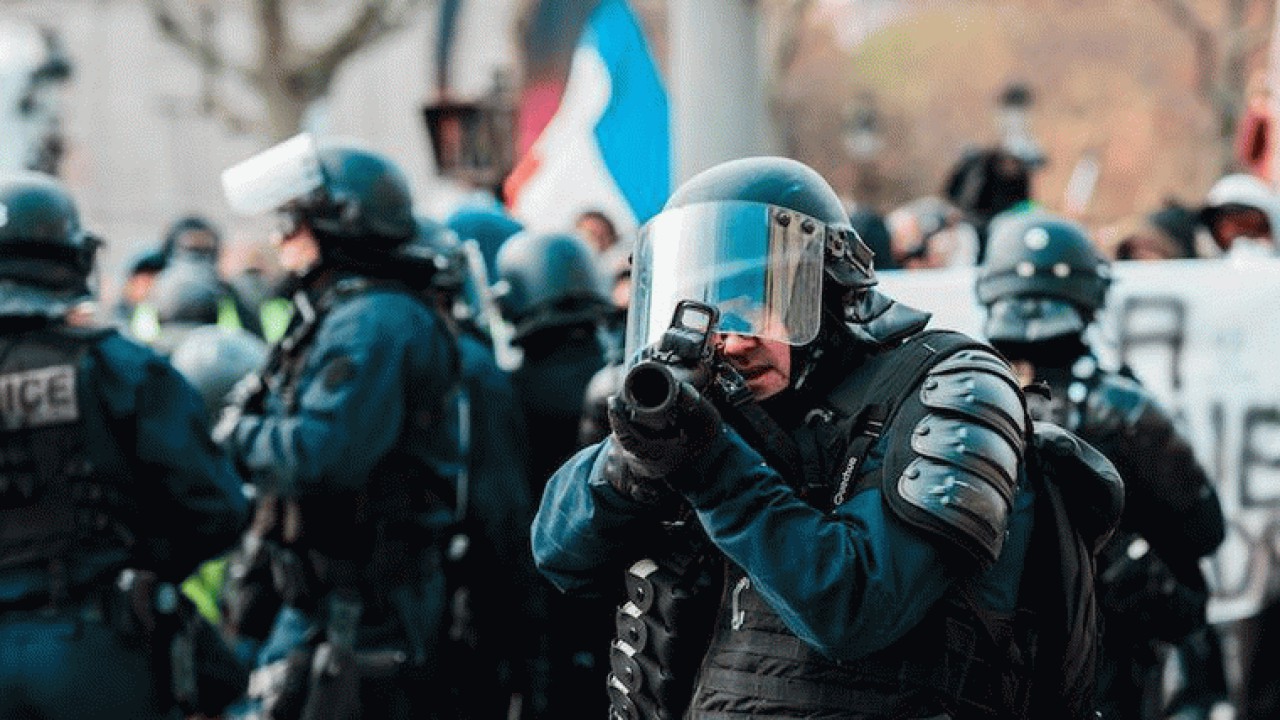 خشونت پلیس فرانسه با چاشنی قانون