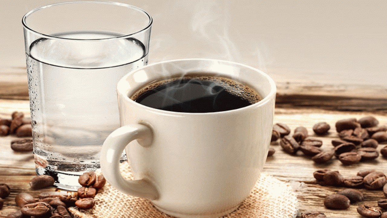 چرا کنار قهوه، یک لیوان آب سرو می‌شود؟