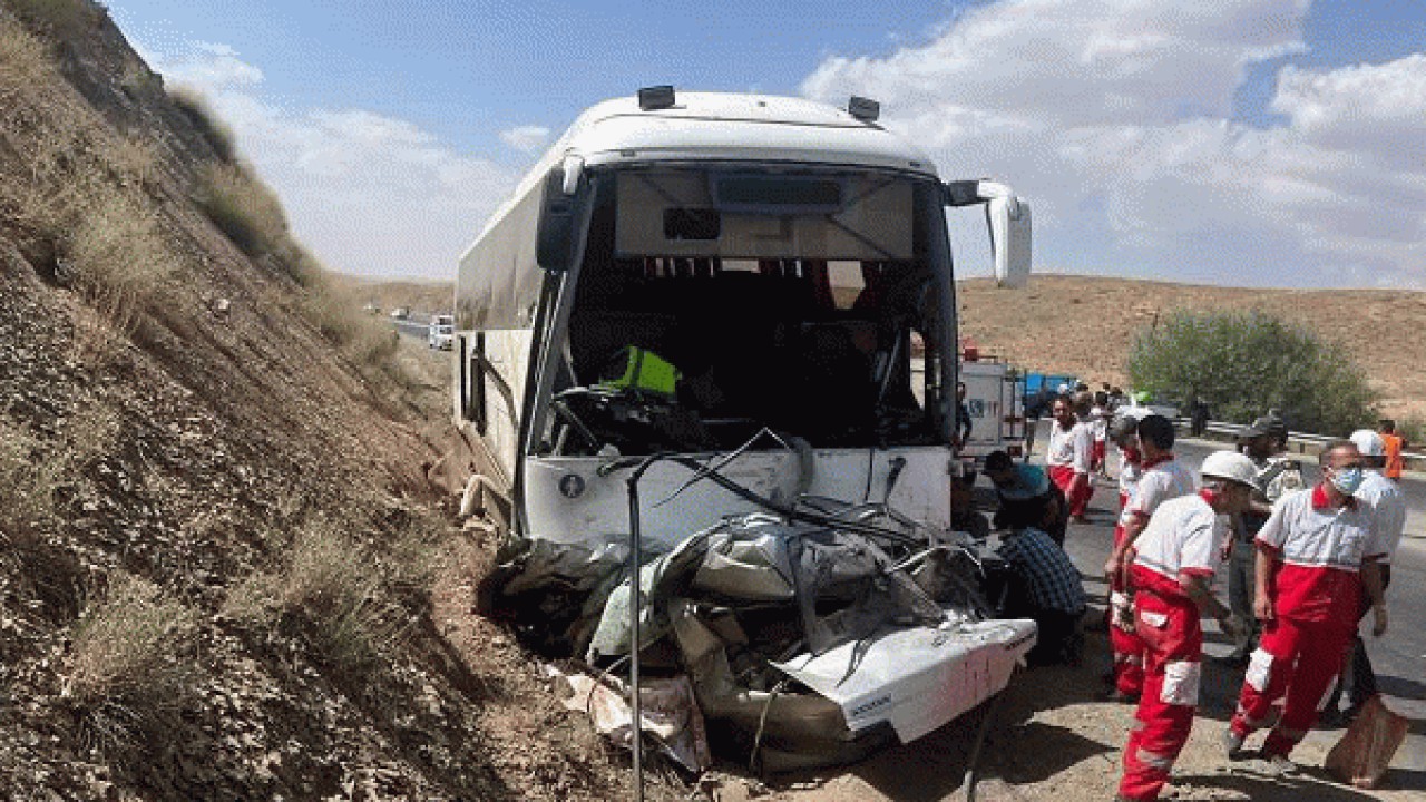 25 مجروح و پنج کشته در برخورد اتوبوس با چند خودروی سواری در جاده سوادکوه