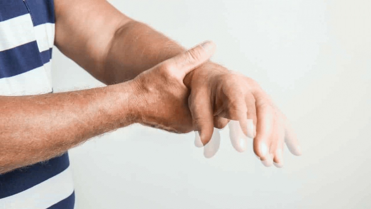 علت لرزیدن دست‌ها چیست؟