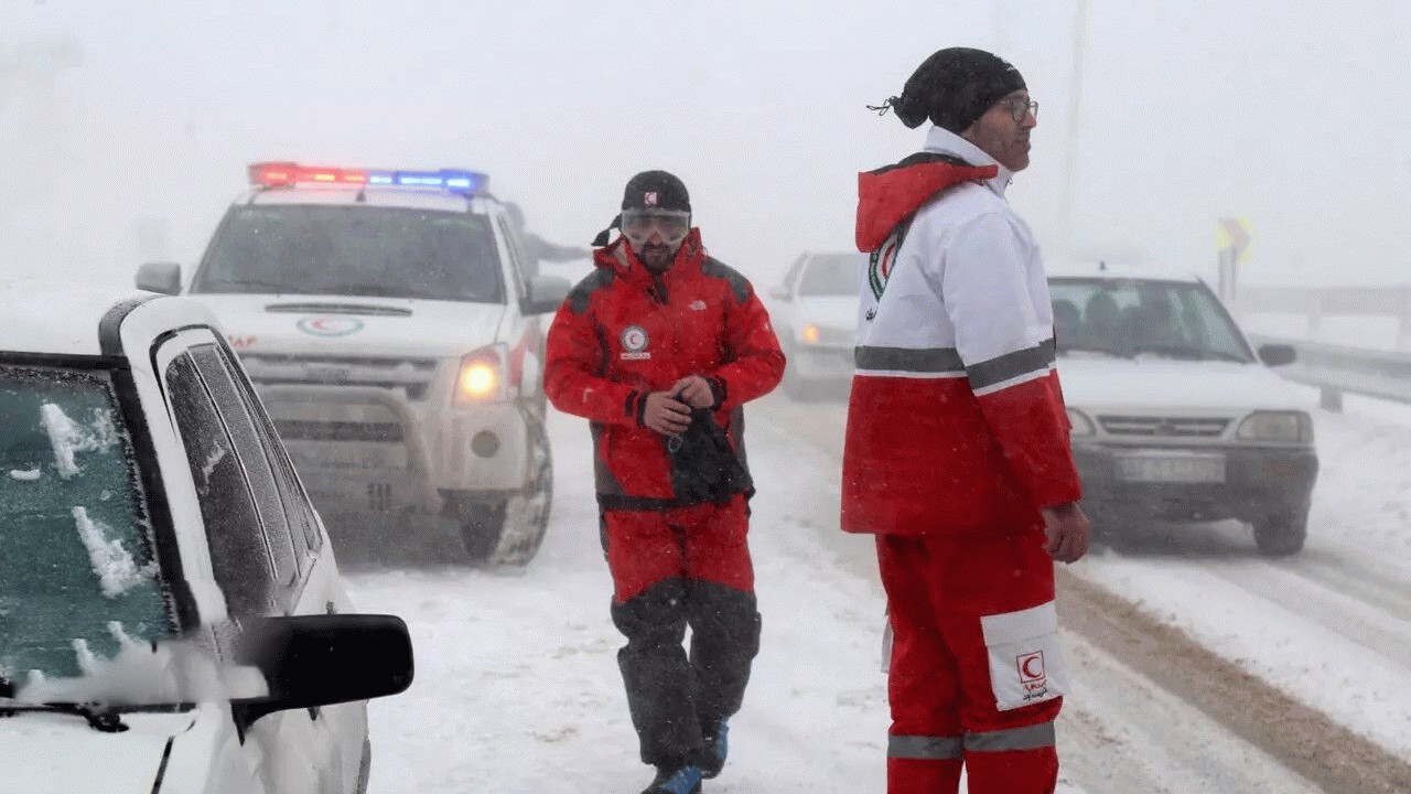 نجات 242 نفر در برف و کولاک